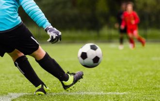 Goalkeepers playing the ball easily from the back 