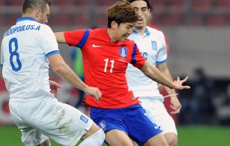 Passing through a defence into attacking players