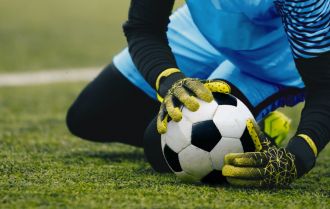 goalkeeper reacting to bounces