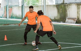 Players pass and move