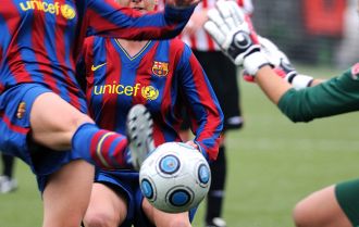 Players keep possession with movement and good passing