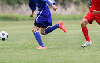Defenders try to break the press whilst attackers try to win the ball and counter attack