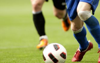 Players keep the ball in a 4v2